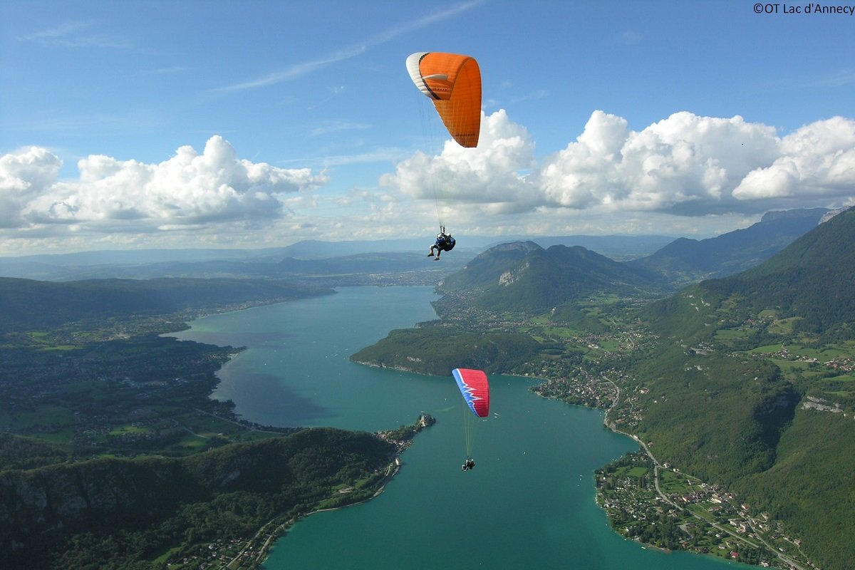 parasailing in Lake Como